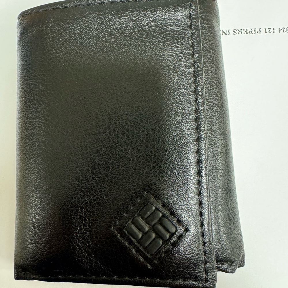 Mens almost new wallet. Black trifold